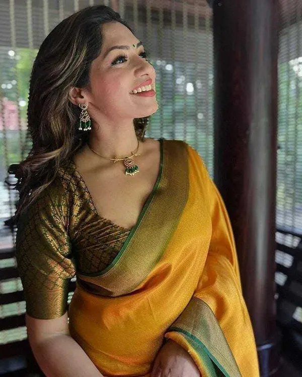 Yellow_Woven_Banarasi_Jacquard_Saree_(Yellow)